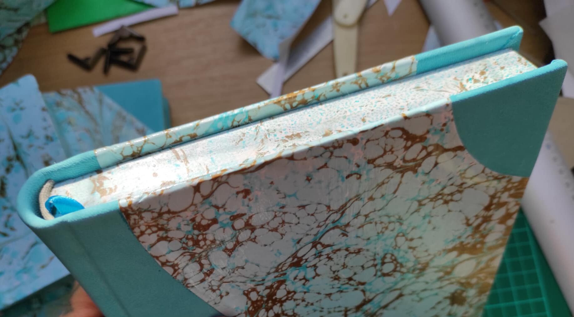 Művészi könyv élfestés a Csumpi Könyveknél